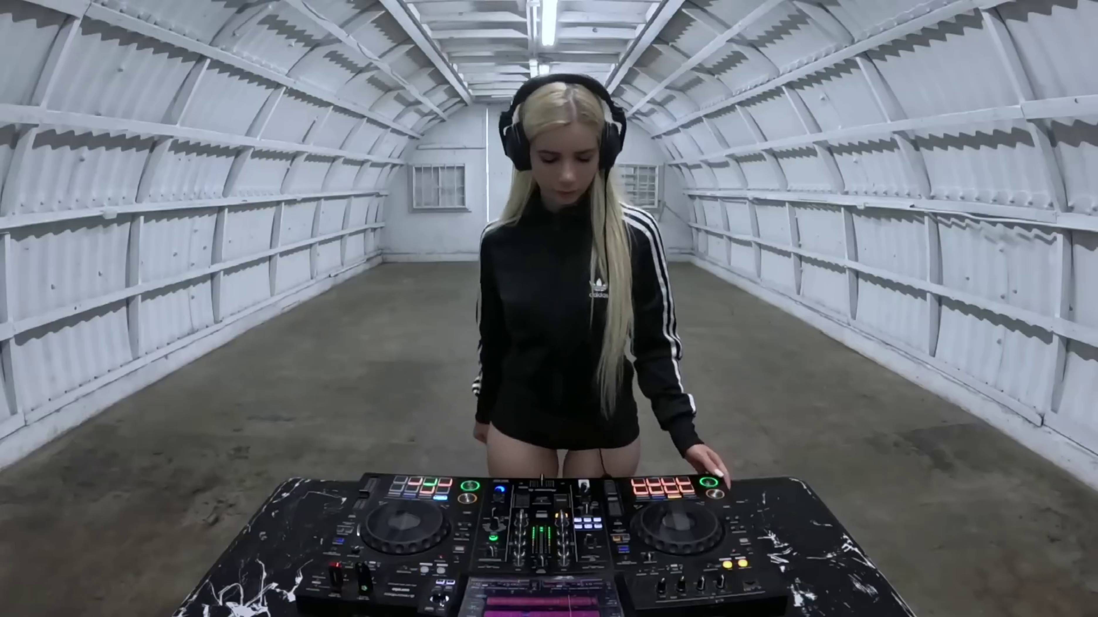 Joanna Kushta – HARDGROOVE TECHNO SET in a BUNKER