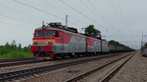 Электровоз ВЛ11.8-772А/770 с грузовым поездом.