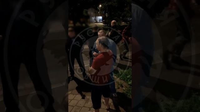 В Москве приезжий "трудолюб" сорвал наклейку Русской Общины