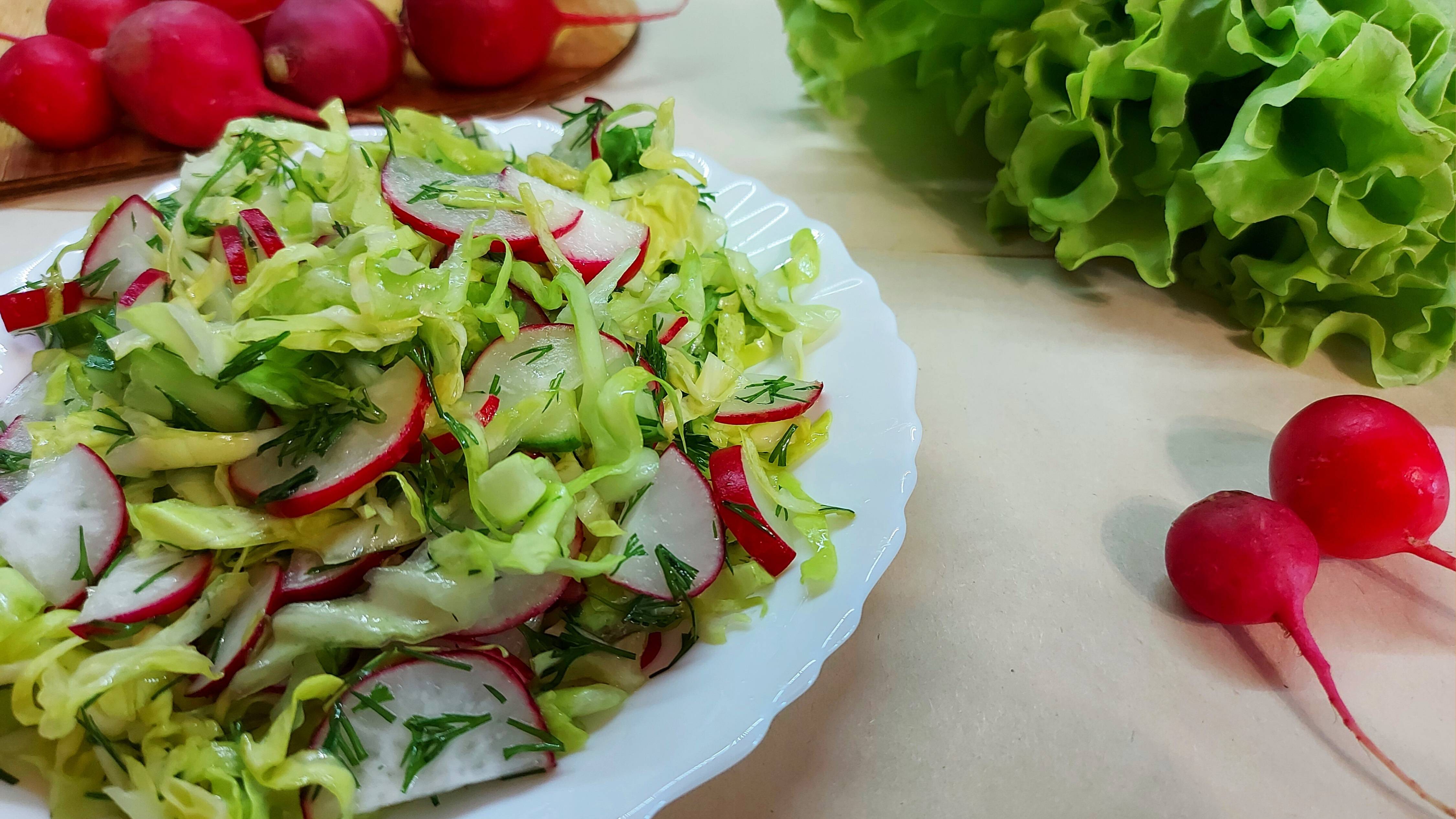 Лёгкий салат с редиской, молодой капустой и огурцом