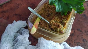 Ароматный крамбл с вкусом ревеня: легкий рецепт