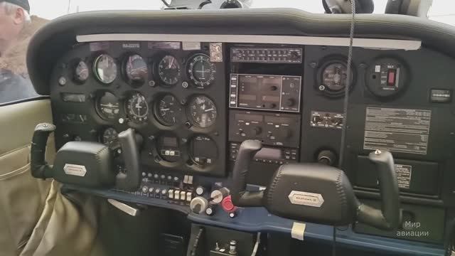 Приборы в кабине самолета Cessna 172