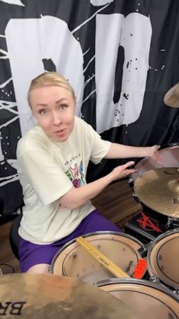 Барабанщики меряются бочками