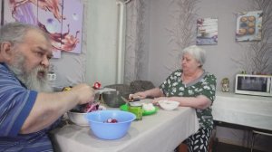 ЗАСТАВИЛА МУЖА ПОМОГАТЬ ПО КУХНЕ ГОТОВИМ ДВА ЛЕТНИХ САЛАТА НА ОБЕД