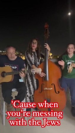 Счастливая семья музыкантов из Израиля поёт «милую» песенку