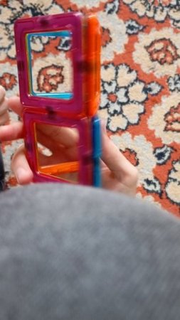 Лайфхак о том, как быстро собрать призму из развёртки магнитного конструктора.