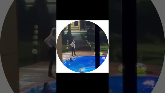 Сыночка завидует ребятишкам, которые веселятся
