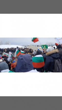 Болгары поддерживают Россию на перевале Шипка, у памятника Свободы. 03.03.2022.