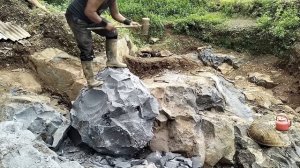 Строительство, самый сильный шахтёр разбивает камни