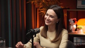 Над кем шутит ведущий?