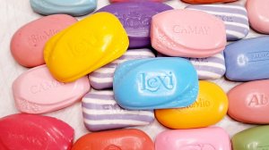 АСМР. РАСКЛАДЫВАЮ КРАСОЧНОЕ МЫЛО. ШУРШАНИЕ БУМАЖНОЙ УПАКОВКИ.