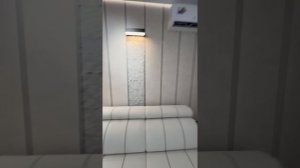 Стена из декоративки с теневыми профилями