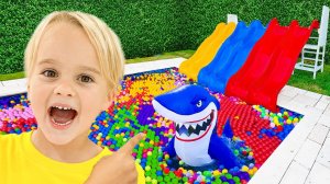 Влад и Ники. Крис нашел акулу в бассейне! Весёлое видео для детей.