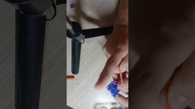 плетение из резиночек для начинающих, обычное колечко на рогатке без станка