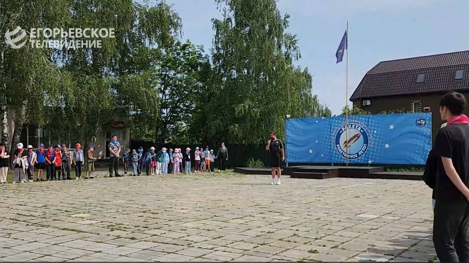 В спортивно-оздоровительном лагере «Ракета» организовали футбольный мастер-класс для детей.
