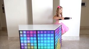 ДИАНА И РОМА - Диана и Рома учатся делиться и идти на компромисс когда им обоим нужна одна и та же с