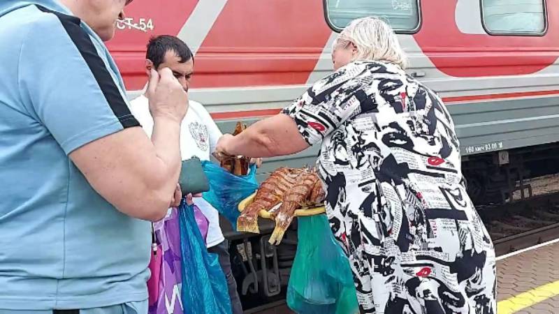 Завершаю миссию. Танцы на набережной. Встретились))))Не хотели выпускать из поезда...