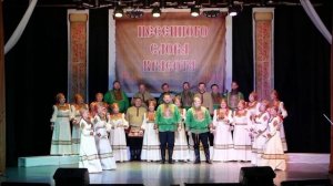 "По мосту, по мосту".
Слова и музыка народные.