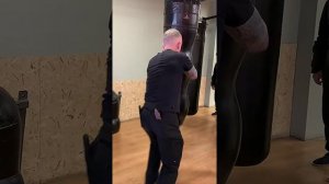 🔪Блок вооруженной руки, удар локтем в корпус.