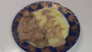 На обед сегодня печеночка с пюре.