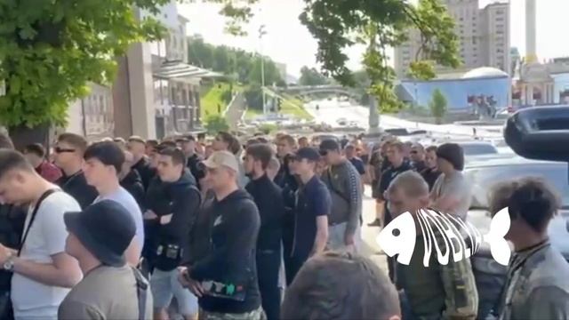 Впервые за все время в Киеве возмутились на протесте около тысячи вояк под Домом профсоюзов