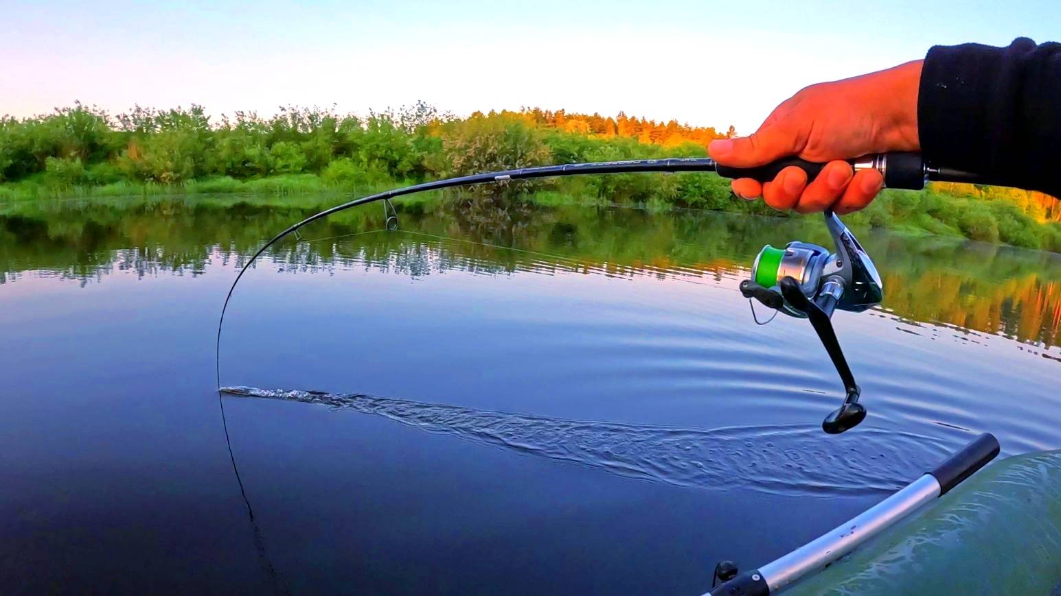 РЫБА ОБЕЗУМЕЛА САМА В ЛОДКУ ПРЫГАЕТ!!! Ночевка! Готовка! Отдых!