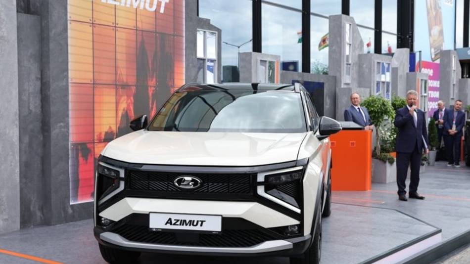 «АвтоВАЗ» представил кроссовер Lada Azimut на ПМЭФ-2025
