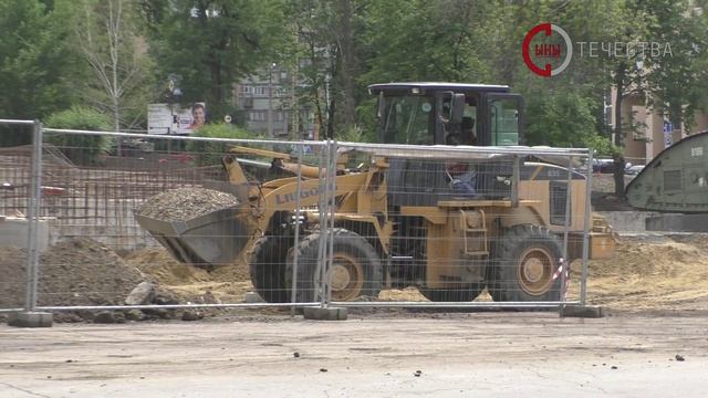 В Луганске продолжаются масштабные работы по обновлению сквера «Славы героев гражданской войны» и ме