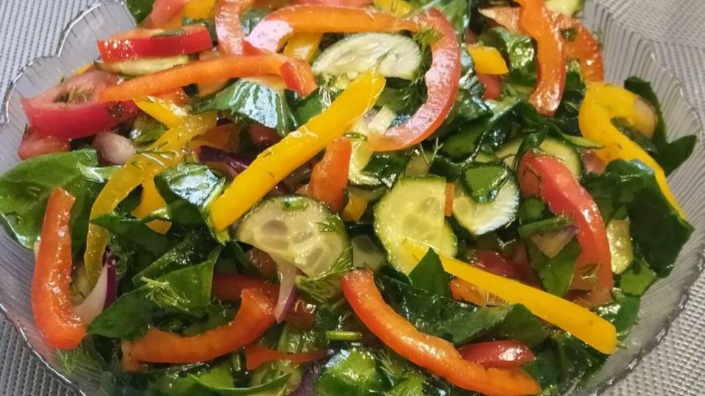Лёгкий салат со шпинатом и овощами. Вкусный и полезный овощной салат.