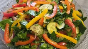 Лёгкий салат со шпинатом и овощами. Вкусный и полезный овощной салат.