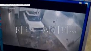 Водителя лиши прав за то, что его машину прихлопнули ворота автомойки самообслуживания