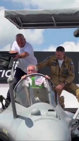 Премьер Франции хотел сделать потужные военные кадры в истребителе, но застрял в кабине !!!