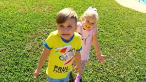 ДИАНА И РОМА - Диана и Рома играют в скалолазов