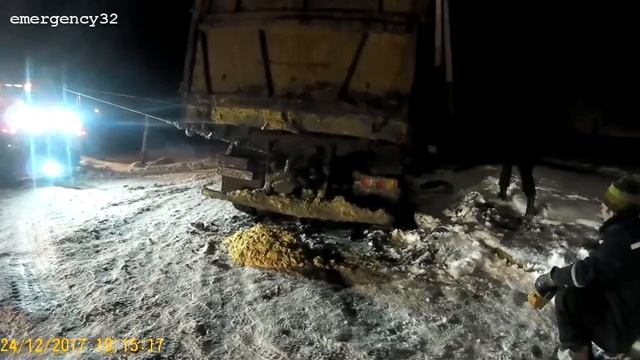 Грузовой эвакуатор. Эвакуация из кювета. смотреть онлайн