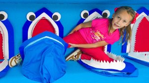 Влад и Ники. Весёлое приключение в лабиринте для детей!