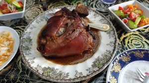 Сегодня делаем на ужин рульку и салат, просто и очень вкусно.
