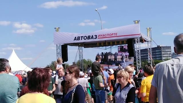 День открытых дверей на ВАЗе, группа На-На ! смотреть онлайн