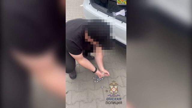 Омские полицейские задержали оптового наркокурьера и изъяли более килограмма смертоносного зелья