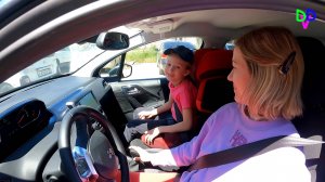 Диана и Даня отправились кататься на своих  машинах по городу.