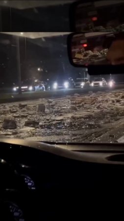 В Казани из фуры вылетели сотни бутылок пива. 
Жители города бросают машины,чтоб собрать пиво