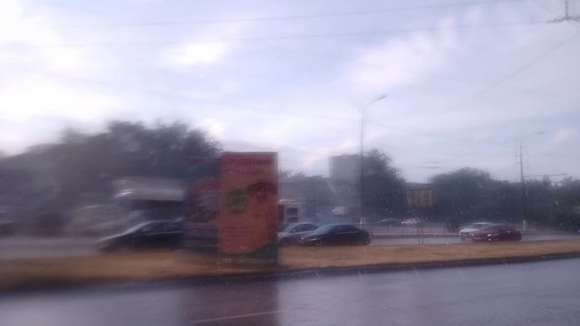 Ливень на трамвайной остановке. Волгоград
