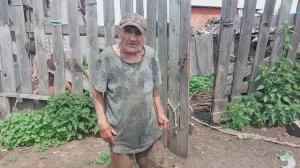 Дед Матвей борется с жуками.