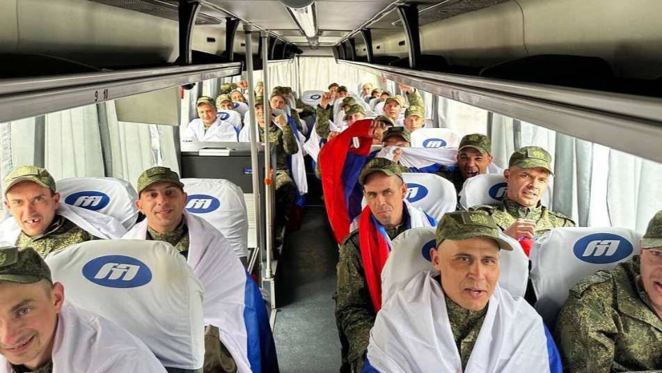 Возвращенные из плена военные РФ связались с родными