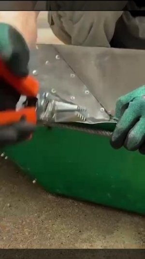 Самодельная тачка из листа металла.