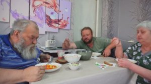 ДЕРЕВЕНСКАЯ СЕМЬЯ РАБОТЯГ ВКАЛЫВАЕМ ОТ РАСЦВЕТА ДО РАСЦВЕТА В САДУ И ОГОРОДЕ