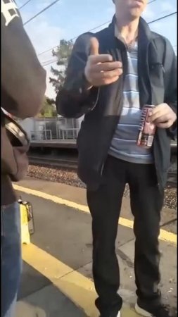 В Тверской области на станции Завидово толпа шакалов устроила настоящую травлю обычного работяги !!!