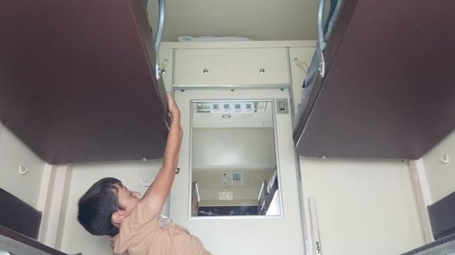 Танцуем под песню супер Миша 
В поезде