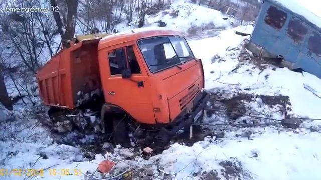 Грузовой эвакуатор. Эвакуация из обрыва.