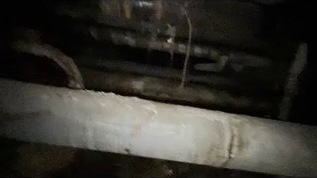 Проводим инспекционный осмотр инженерного оборудования жилого дома в подвале.