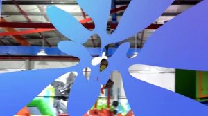 ДИАНА И РОМА - Диана и Рома играют с мамой на детской площадке в Дубае